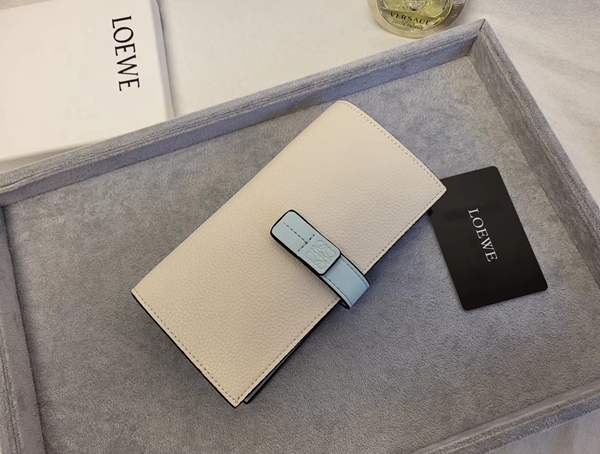 超激安ブランド財布偽物正面デザイン